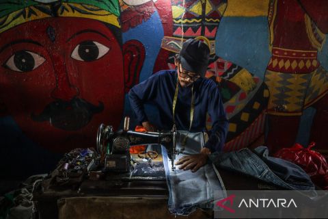 Dari bawah jembatan, usaha jahit lawas ini tetap diminati warga