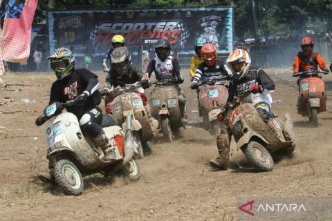 Pecinta skuter modifikasi saling unjuk kebolehan di Kediri Scooter Festival #8