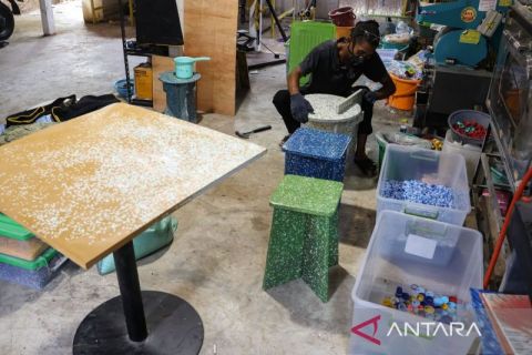 UMKM di Makassar daur ulang 3 ton sampah plastik per bulan jadi perabot