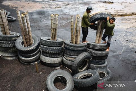 Manfaatkan ban bekas untuk membuat benteng pelindung dari ancaman abrasi di pesisir pantai