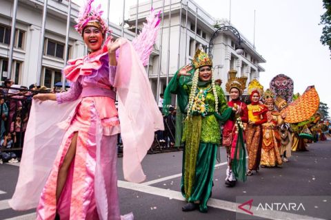Begini kemeriahan karnaval Asia Afrika Festival 2025 di Bandung