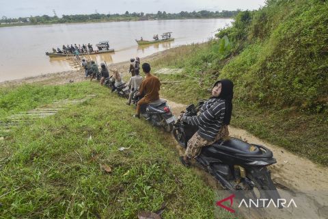 Ratusan warga Muaro Jambi masih andalkan perahu untuk seberangi Sungai Batanghari setiap hari