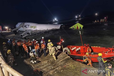 Pesawat kargo tergelincir di Bandara Hong Kong, dua orang tewas