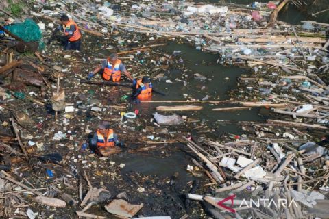 Gerakan Bali Bersih Sampah, relawan gotong royong bersihkan sungai di Gianyar