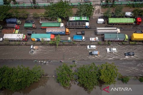 Aktivitas jalur utama pantura Semarang-Surabaya terganggu akibat banjir di Semarang
