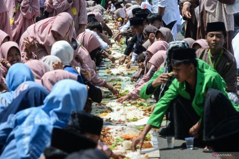 Tradisi makan bersama nasi murak liwet rayakan Hari Santri