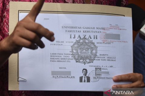 Melihat dari dekat salinan ijazah Jokowi yang jadi perdebatan publik