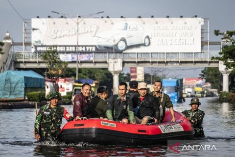 Terjebak banjir Pantura, TNI evakuasi tenaga medis dan pasien RS Islam Sultan Agung