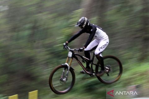 Melihat pembalap sepeda berpacu dalam Kejuaraan Indonesian Downhill Seri III