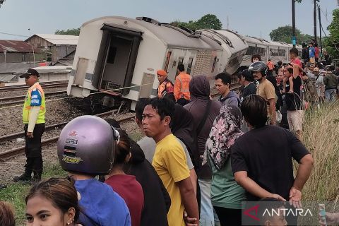 Kereta Api Purwojaya anjlok di Kabupaten Bekasi