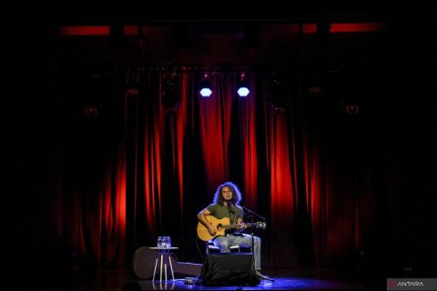 Penyanyi genre folk Boaz Roelevink hibur penggemar di Erasmus Huis