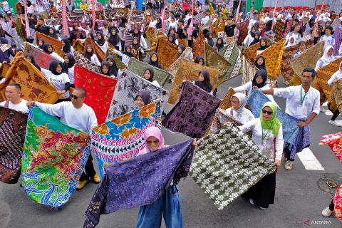 Menari dengan kain batik terbanyak pecahkan rekor MURI
