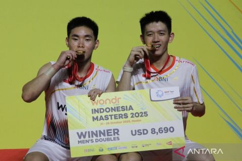 Pasangan Raymond Indra/Nikolaus Joaquin juara ganda putra Indonesia Master 2025