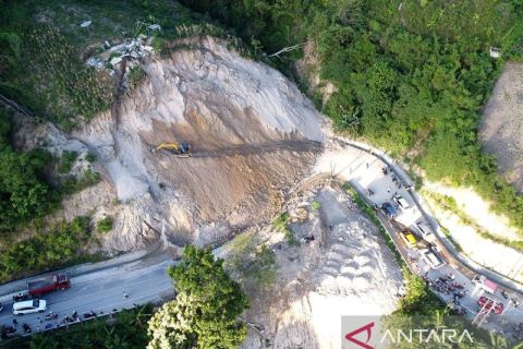Jalan trans Sulawesi di Olele tertutup material longsor