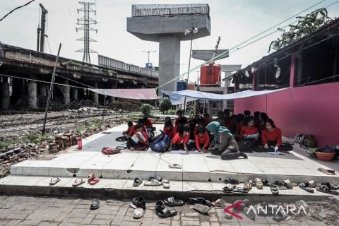 Menimba ilmu di Sekolah Darurat Kartini