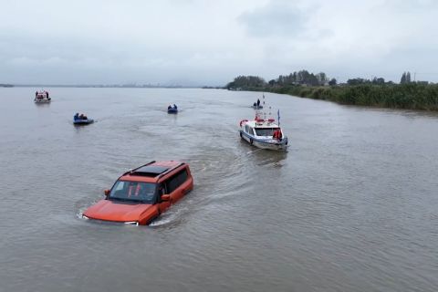 Kendaraan off-road asal China ini bisa lintasi sungai Yangtze