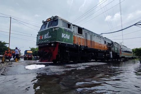 Perjalanan kereta jalur utara yang melintasi Semarang kembali normal