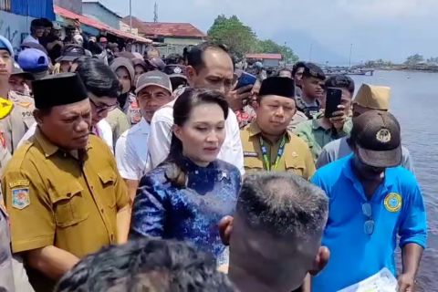 Temui nelayan, Gubernur Malut janji bangun pemecah ombak di Jambula