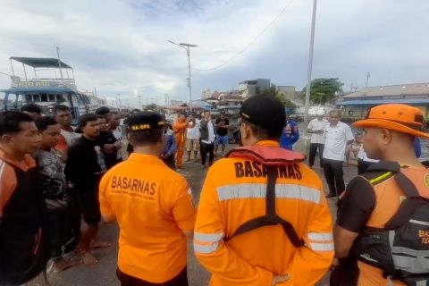 Hanyut 12 jam di Laut Maluku, 14 ABK kapal nelayan dievakuasi