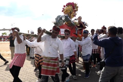 Tradisi Kansoda'a hingga peragaan mode ramaikan festival Wakatobi Wave