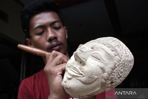Melihat proses pembuatan topeng tradisional untuk ekspor di Malang