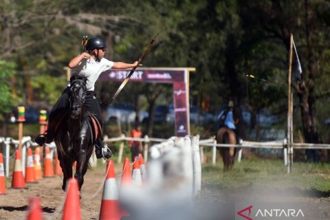Melihat aksi atlet berkuda memanah di Pariaman