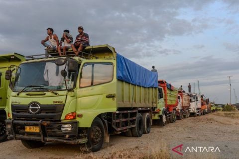 Beginilah suasana sistem penundaan truk untuk atasi kepadatan tol Cilegon Timur