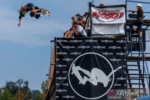 Aksi spektakuler kontes Skateboard perempuan di tanjakan vertikal di California