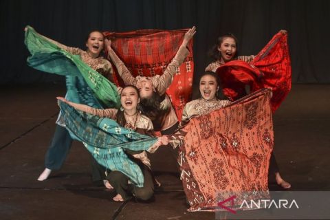 Pelajar dan seniman unjuk kreativitas dalam Festival Tari di Jambi