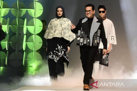 Mendag Budi Santoso "catwalk" saat buka Jakarta Muslim Fashion Week 2025
