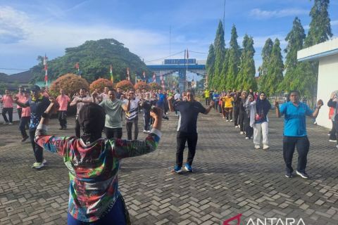 Pelindo Pangkalbalam senam sehat bersama stakeholder maritim