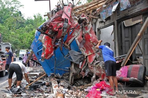 Truk tangki dan minibus hancur dalam kecelakaan maut di Purworejo
