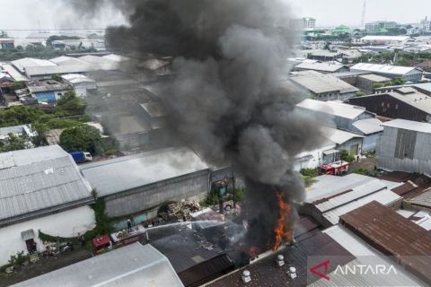Asap membumbung tinggi saat kebakaran pabrik di Semarang