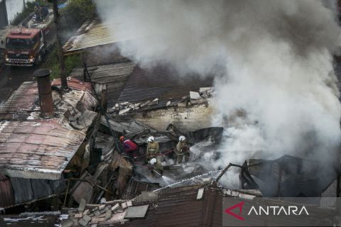 Api lahap pabrik vulkanisir ban di Genuk Semarang, petugas kerahkan empat mobil damkar