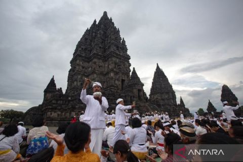 Upacara penyucian Abhiseka di Candi Prambanan