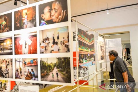 Puluhan karya jurnalistik capaian setahun pemerintahan Prabowo-Gibran dipamerkan di Bandung