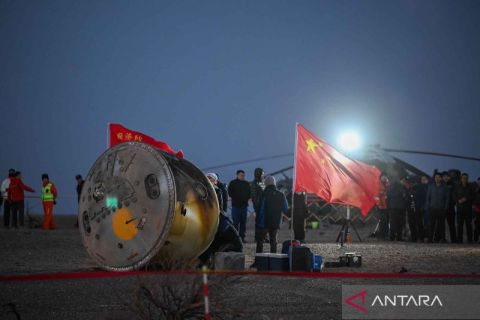 Sempat terkena benturan di ruang angkasa, kapsul pesawat Shenzhou-21 China berhasil ke bumi, tiga astronaut selamat