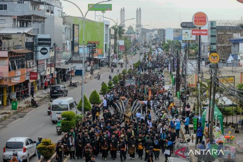Saat ratusan pesilat dengan golok padati jalanan Kota Cilegon