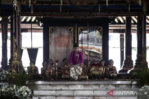 Upacara penobatan Raja baru Keraton Solo Pakubowono XIV