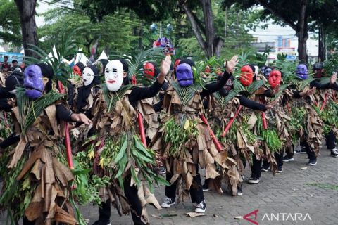 Melihat tari tuping 1.500 pelajar di Lampung Selatan yang sukses raih rekor MURI