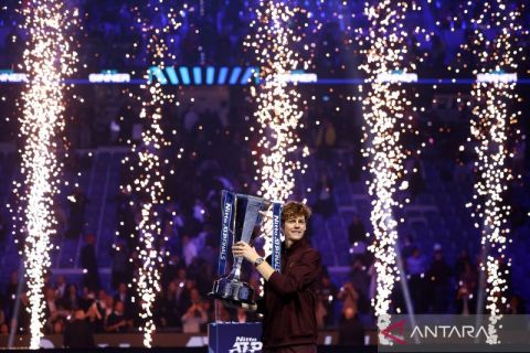 Taklukkan Alcaraz di partai puncak, Jannik Sinner raih gelar bergengsi ATP Finals
