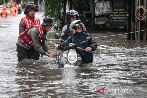 Hujan deras picu banjir di Mampang Prapatan, polisi turun tangan bantu warga