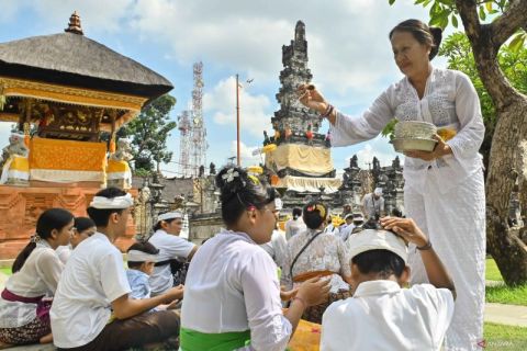 Umat Hindu rayakan Hari Galungan dengan persembahyangan bersama