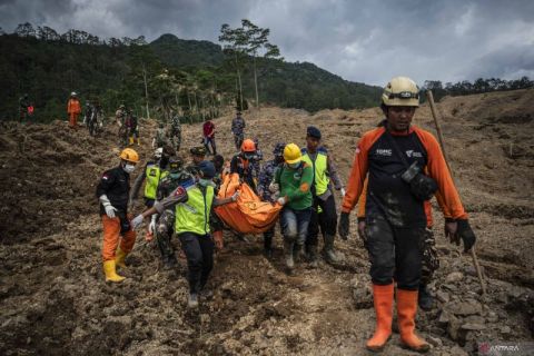 Evakuasi korban bencana tanah longsor di Banjarnegara