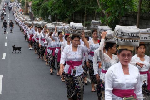 Prosesi persembahyangan Hari Raya Galungan di Bali