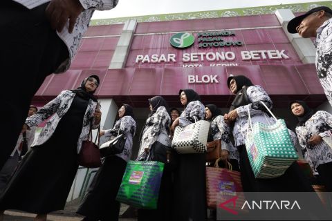 Guru se-Kota Kediri gelar aksi borong dagangan di 10 pasar tradisional