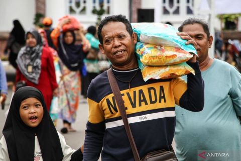 Operasi pasar murah bagikan sembako gratis untuk penerima manfaat