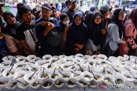 Seribu porsi hidangan laksa dibagikan gratis dalam upaya promosi dan lestarikan kuliner khas Kota Tangerang