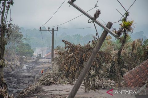 Erupsi Semeru hantam infrastruktur listrik: ratusan gardu dan penyulang listrik alami kerusakan