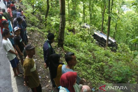 Bus terjun ke jurang, tujuh penumpang luka-luka